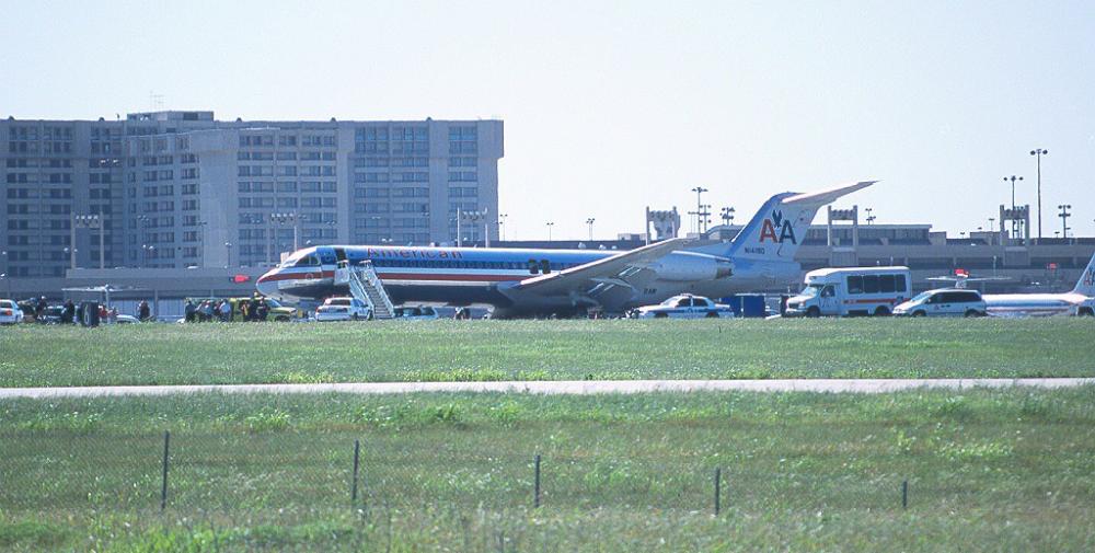 Crash of a Fokker 100 in Dallas | Bureau of Aircraft Accidents Archives
