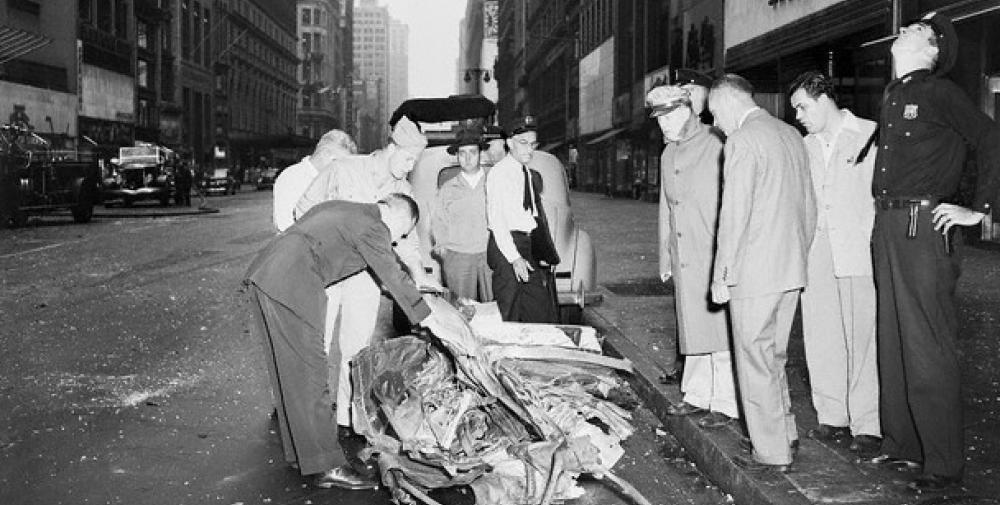 Crash of a North American B-25D-20 Mitchell in New York: 14 killed ...